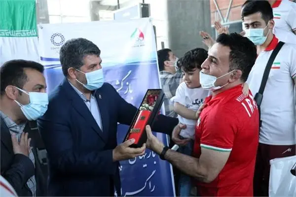 تیم های ملی کشتی فرنگی و وزنه برداری وارد تهران شدند