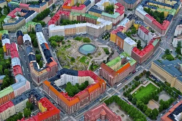 کلیسایی که همه را میخکوب میکند! + عکس