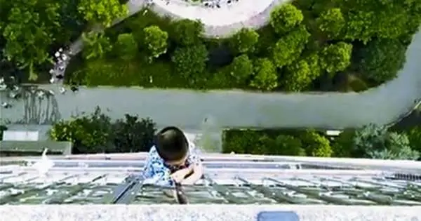 لحظه آویزان ماندن یک بچه از طبقه بیستم یک ساختمان + عکس