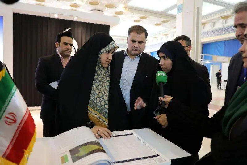 بازدید رئیس فراکسیون مجلس شورای اسلامی از غرفه اداره کل محیط زیست و توسعه پایدار