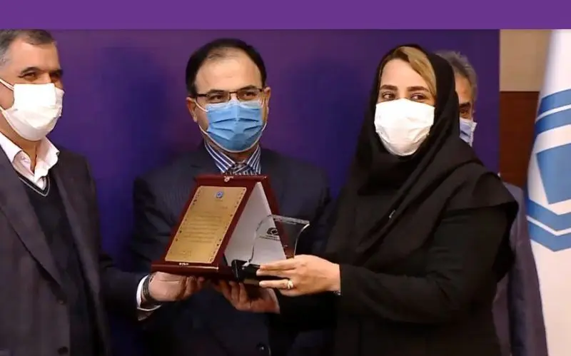 راضیه بنی هاشمی، تندیس و لوح افتخار کارمند برتر صنعت بیمه را دریافت نمود
