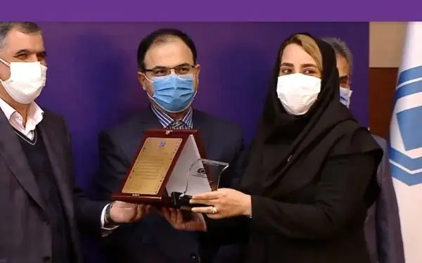 راضیه بنی هاشمی، تندیس و لوح افتخار کارمند برتر صنعت بیمه را دریافت نمود
