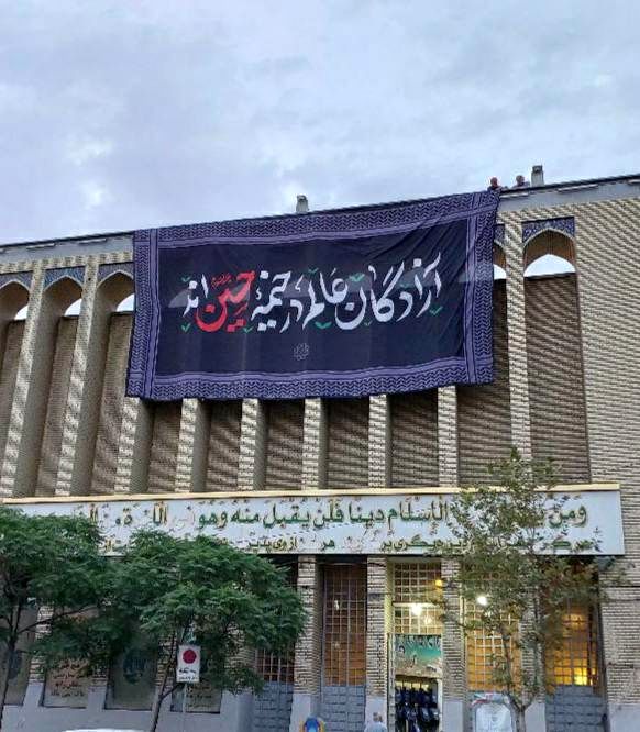 پیام‌های عاشورایی در معابر و بزرگره های منطقه ۲ 