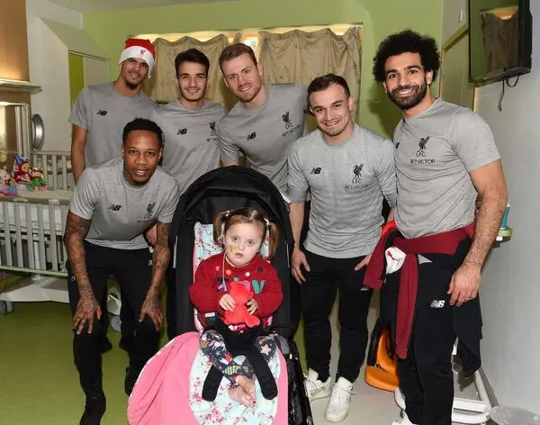 جشن کریسمس محمد صلاح و هم تیمی هایش در بیمارستان + عکس