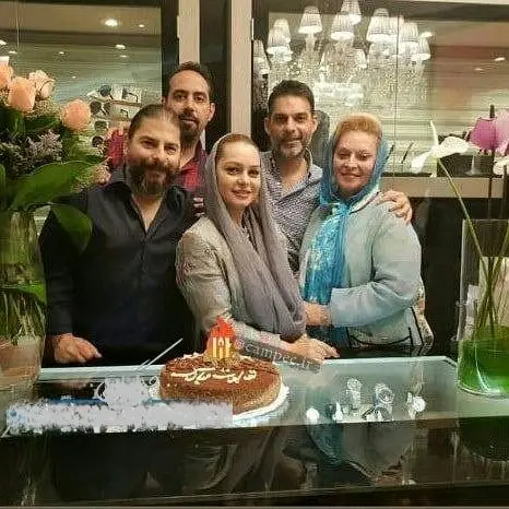 جشن تولد پیمان معادی در کنار خانواده اش+عکس