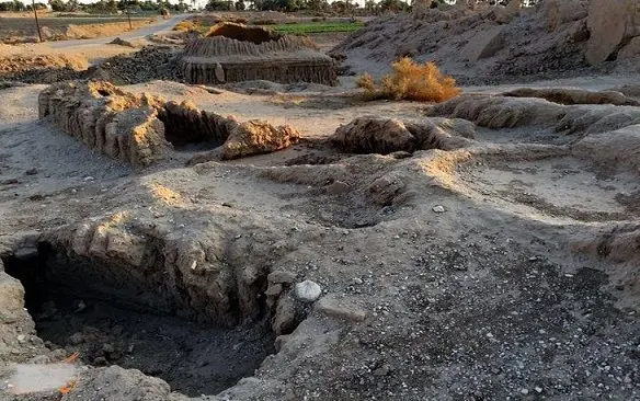 گورستانی عجیب و ترسناک که مردگان روی زمین دفن شده اند!+عکس