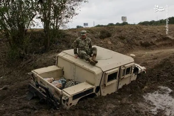 در گل فرو رفتن خودروی نظامیان آمریکا+عکس