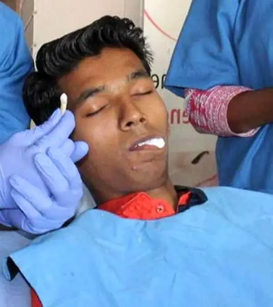 دانش آموزی با بزرگترین دندان!+عکس