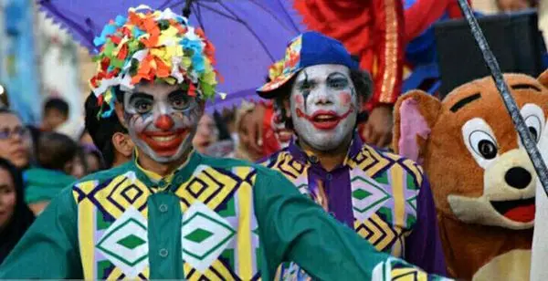 کارناوال "شادی" راهی مناطق زلزله‌ زده می‌شود
