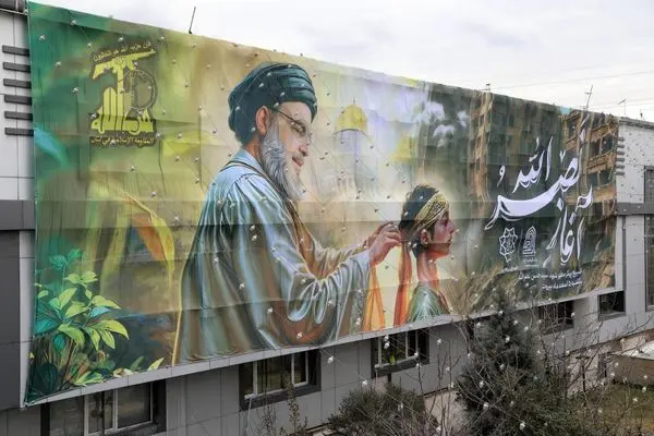 نصب ابر پرچم‌های شهید سیدحسن نصرالله در منطقه ۱۵

