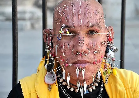 مردی با 300 سوراخ آویز دار در صورتش+عکس