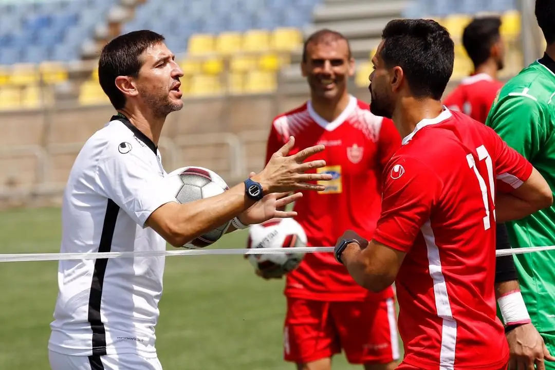 کری‌خوانی پرسپولیسی ها در تنیس فوتبال