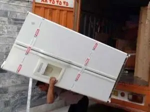 مرد جوانی که اثاثیه کم درآمدها را جابه جا می کند+عکس