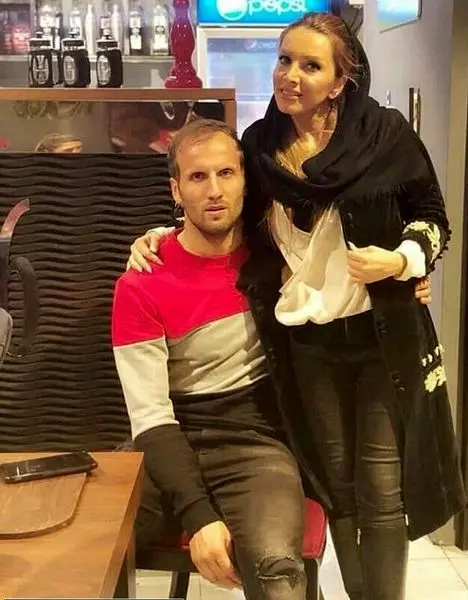 فوتبالیست مشهور و همسرش در یک کافه+عکس
