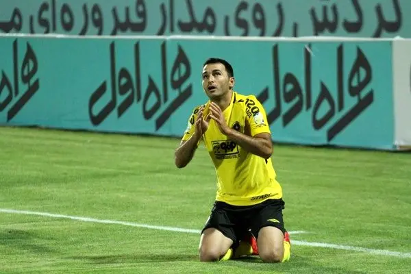 مدافع سپاهان به هوادار پیوست