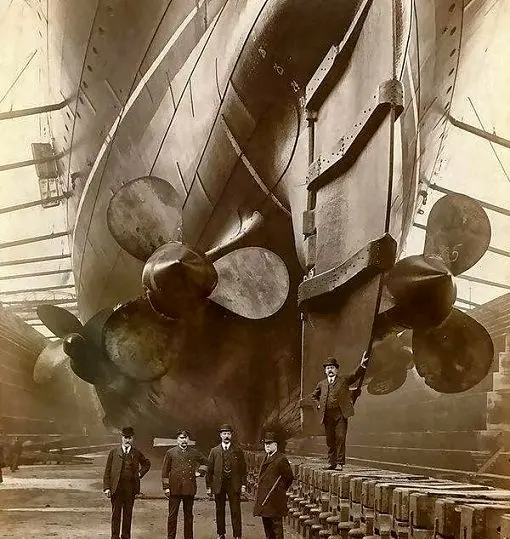 کشتی‌ تایتانیک قبل از به آب انداختن در سال ۱۹۱۲+عکس