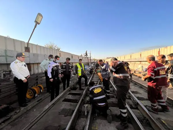 بازدید سرزده مدیرعامل شرکت بهره‌برداری متروی تهران و حومه از روند بهسازی سوزن در ایستگاه شهرری