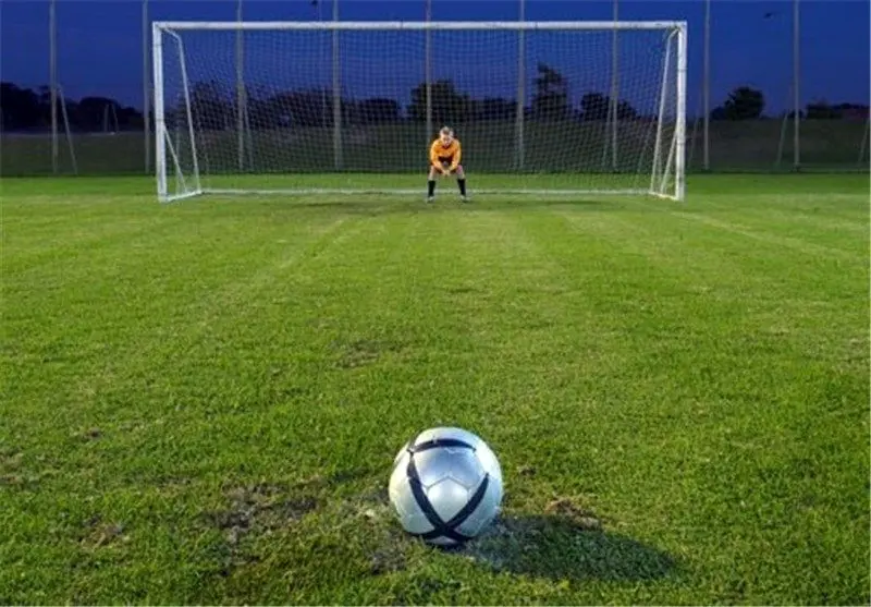 گلزنی داور در مسابقه فوتبال! / فیلم
