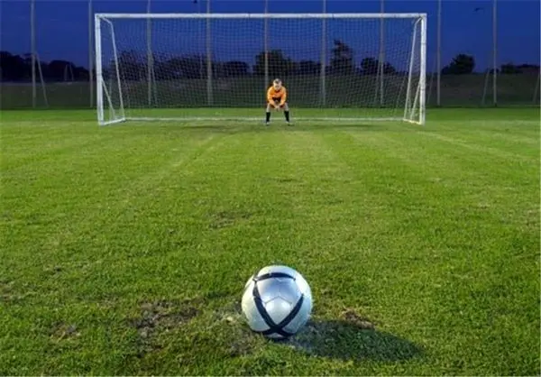 گلزنی داور در مسابقه فوتبال! / فیلم