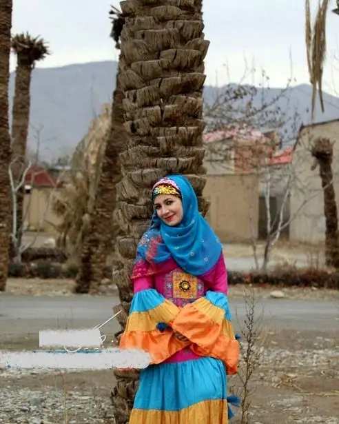 خانم مجری مشهور تلویزون با لباسی رنگارنگ و عجیب+عکس
