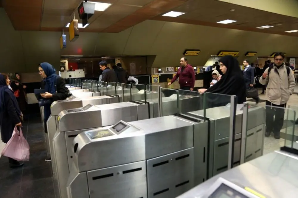 مصوبه کارگروه کاهش آلودگی هوا مبنی بر نیم بها شدن بلیت مترو در تمامی خطوط هفتگانه مترو اجرایی شد
