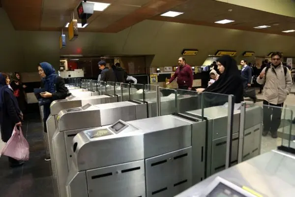 مصوبه کارگروه کاهش آلودگی هوا مبنی بر نیم بها شدن بلیت مترو در تمامی خطوط هفتگانه مترو اجرایی شد
