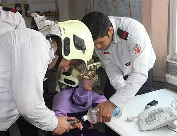 رهاکردن انگشتر تنگ از دست دختر ۸ ساله +تصاویر 