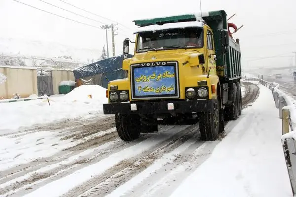 با پخش بیش از 1900 تن شن و نمک  از یخ زدگی معابر شمال شرق تهران جلوگیری می شود