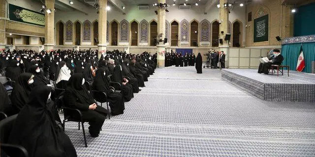 دیدار جمعی از بانوان فعال در عرصه‌های فرهنگی، اجتماعی و علمی با رهبری

