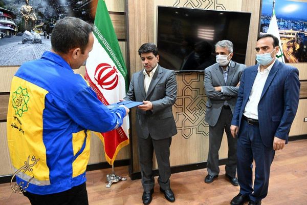 برگزاری مراسم تقدیر شهردار منطقه یک از کارگران نمونه به مناسبت روز کارگر 

