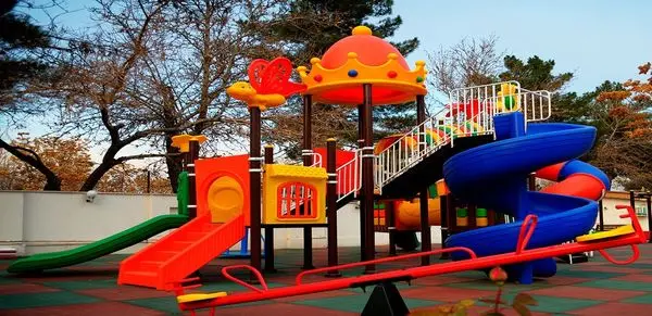 زمین بازی  بوستان های منطقه 2 ایمن سازی شد

