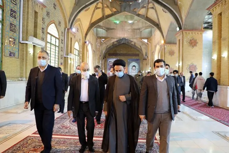 شهردار تهران و مدیران شهری به زیارت مرقد مطهر امام(ره) و شهدای آرمیده در بهشت حضرت زهرا(س) رفتند