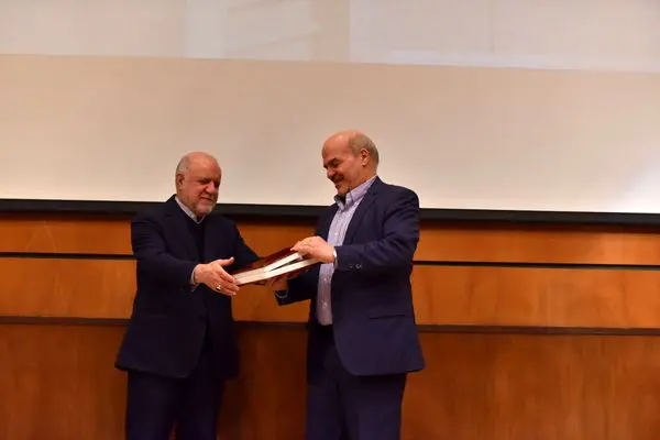 «زنگنه» به پاس تلاشها برای بهبود کیفیت سوخت لوح سپاس دریافت کرد