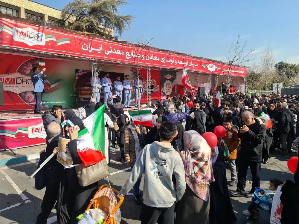 استقبال راهپیمایان 22 بهمن از غرفه ایمیدرو
