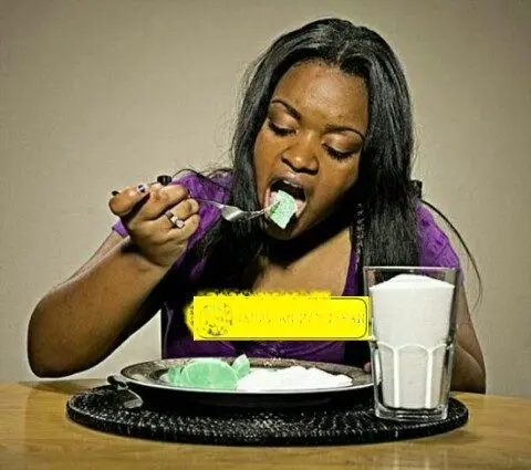 اعتیاد یک دختر به خوردن صابون+عکس