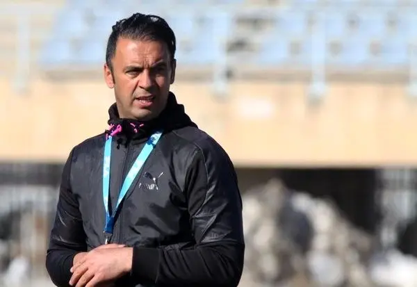 زمین تمرین ندارند دنبال مربی خارجی هستند/ چرا باید رحمتی از فوتبال خداحافظی کند؟