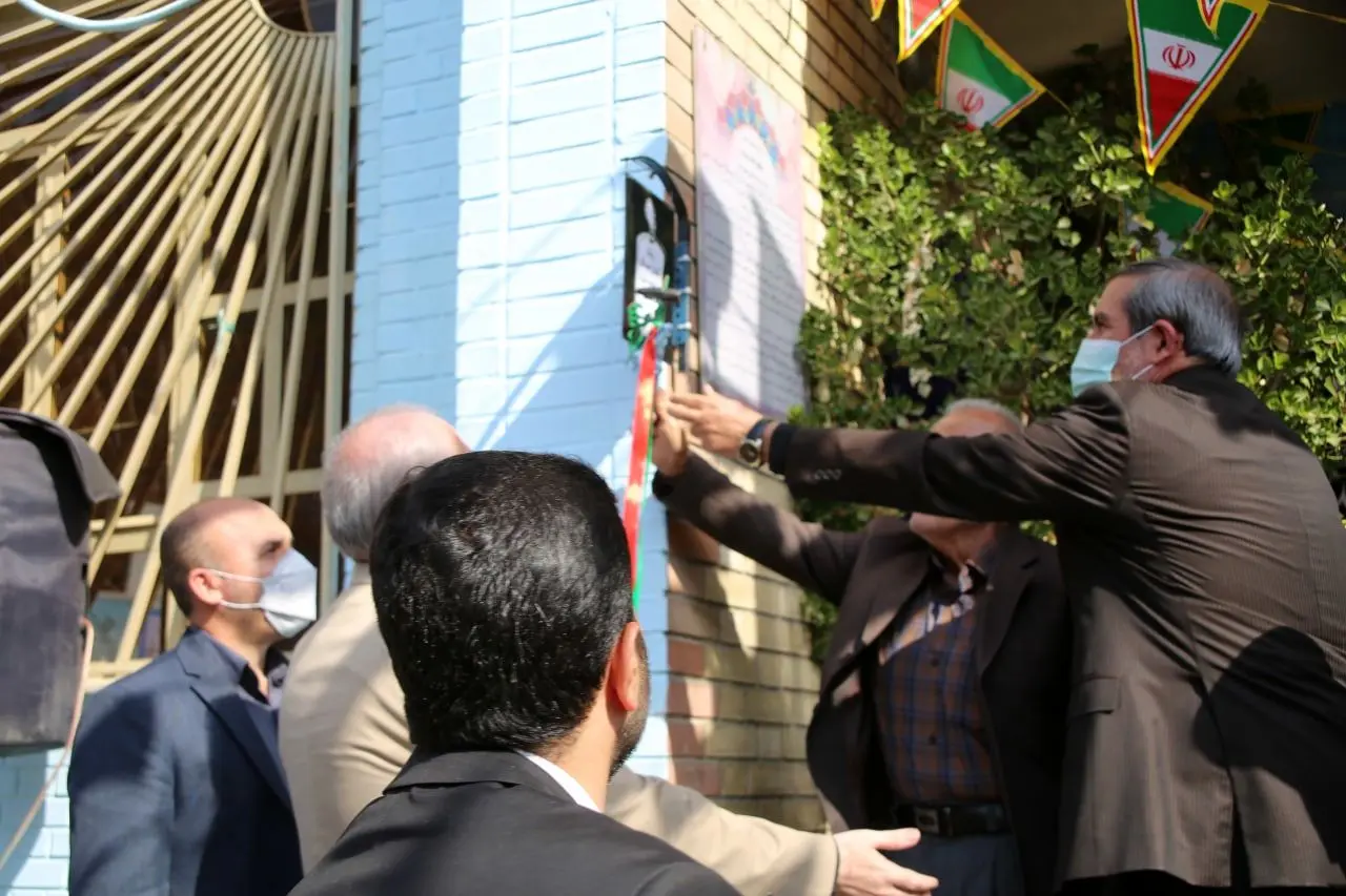 زنگ مهر منطقه ۱۵ توسط پدر دانش آموز شهیده زهرا اسدی نواخته شد

