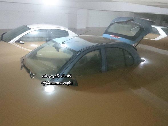 پارکینگ یکی از خانه های تنکابنی و به زیر آب رفتن ماشین ها+عکس