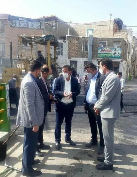 بازدید میدانی دکتر جعفرپور سرپرست شهرداری اراک، از روند عملیات پخش و توزیع آسفالت در محله های کم برخودار منطقه ۳

