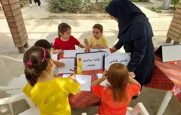 برپایی میز مشاوره و روانشناسی کودک با تست نقاشی در بوستان بانوان منطقه۱۹