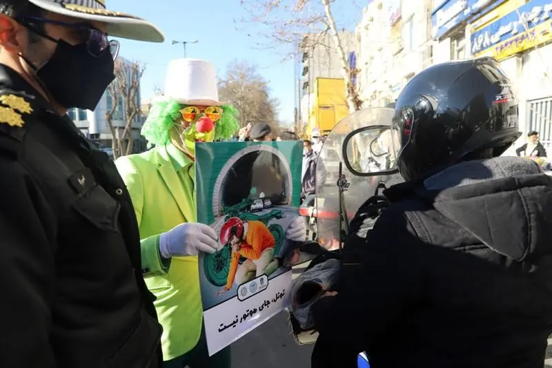 نقش آفرینی مردان نقره ای در ترویج فرهنگسازی ایمنی به موتورسواران منطقه 3

