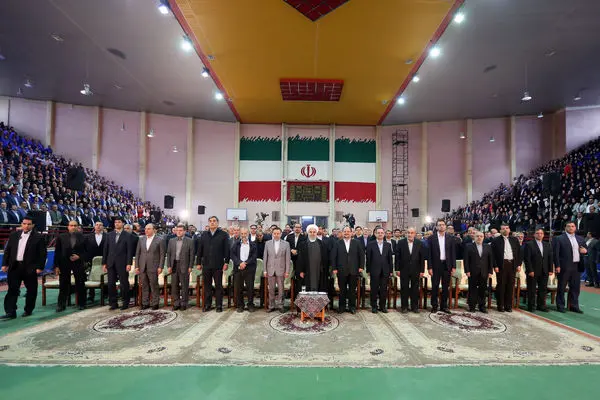 تجلیل رئیس جمهور از کارگران نمونه کشور