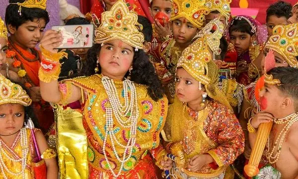 کودکان هندی در لباس خدایان هندوها+عکس