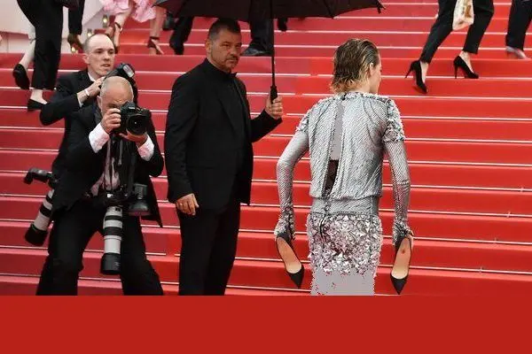 رفتار زشا خانم بازیگر روی فرش قرمز به نشانه اعتراض!+عکس