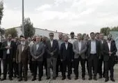اهتزاز پرچم متبرک به نام امام رضا(ع) در یادمان شهدای ۱۵ خرداد، منطقه۱۵