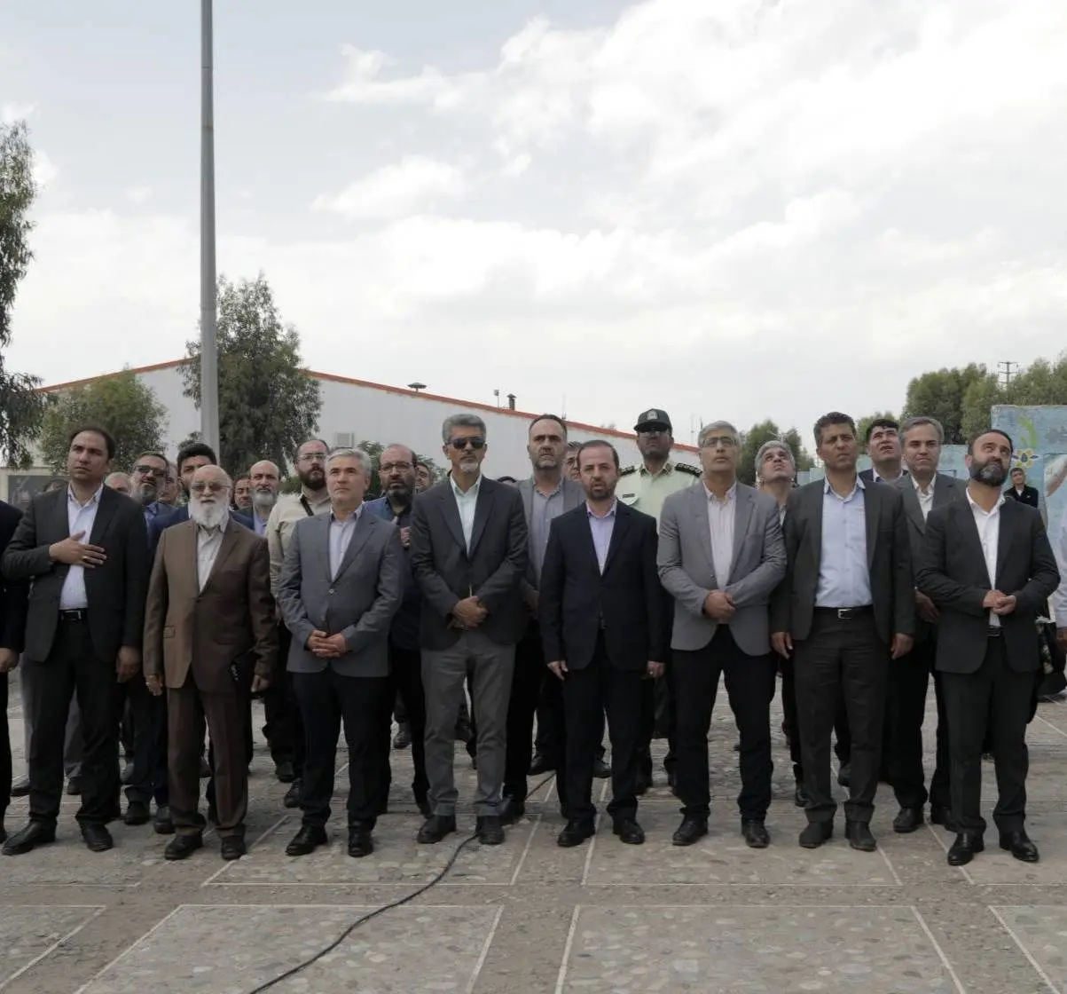 اهتزاز پرچم متبرک به نام امام رضا(ع) در یادمان شهدای ۱۵ خرداد، منطقه۱۵