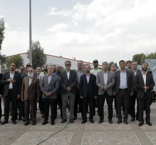 اهتزاز پرچم متبرک به نام امام رضا(ع) در یادمان شهدای ۱۵ خرداد، منطقه۱۵