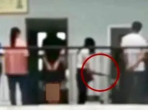 شلاق زدن گروهیِ دانش آموزان در مدرسه! + عکس