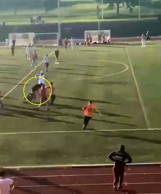 
ضرب و شتم شدید داور فوتبال به دست بازیکنان! +عکس
