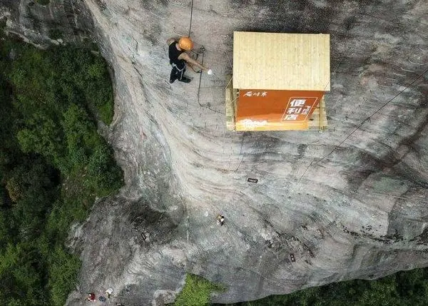 دکه‌ای پر از تنقلات در ارتفاع 100متری! +عکس
